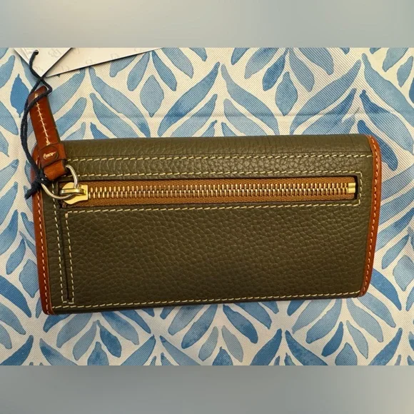 Dooney & Bourke pebbled leather Green Wallet - Picture 2 of 4